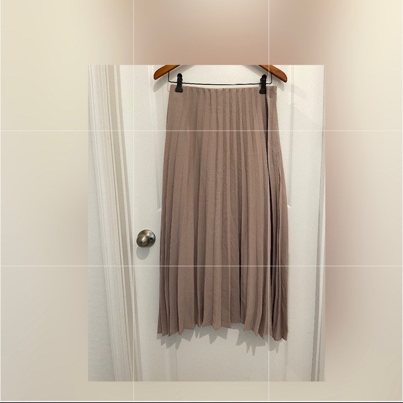 Lottie pleated polyester midi skirt. - Picture 4 of 4